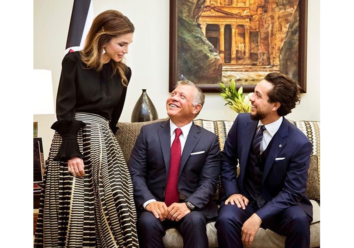 الملكة رانيا العبدالله تلهم إطلالتك الرمضانية بعيداً عن القفطان والعباءة!