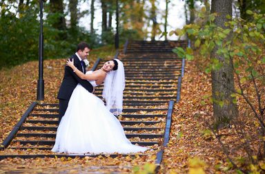 اسباب تشجع العروس للاحتفال بالزفاف في فصل الخريف 