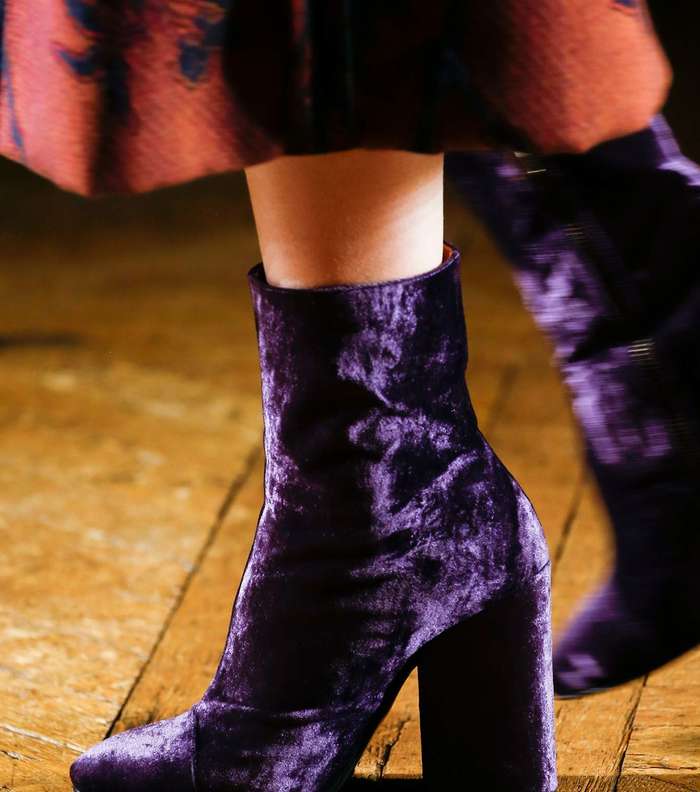 لاطلالة مميزة في شتاء 2016، اختاري حذاء الكاحل المخملي من Dries Van Noten