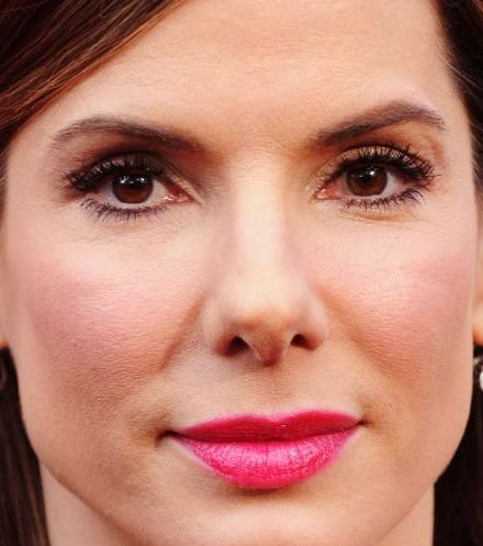 أحمر الشفاه الوردي المركّز يليق بنعومة ساندرا بولوك