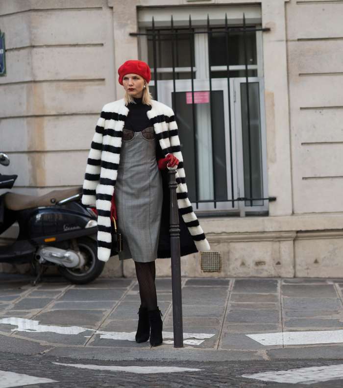 موضة الفستان بقصة حمالة الصدر مع معطف الفرو المقلم من شوارع باريس خلال اليوم الثاني من اسبوع الموضة الباريسي