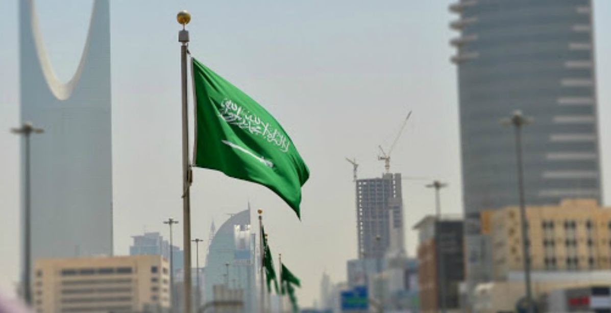 سعوديون ينشدون للوطن من شرفات منازلهم في ساعات حظر التجول