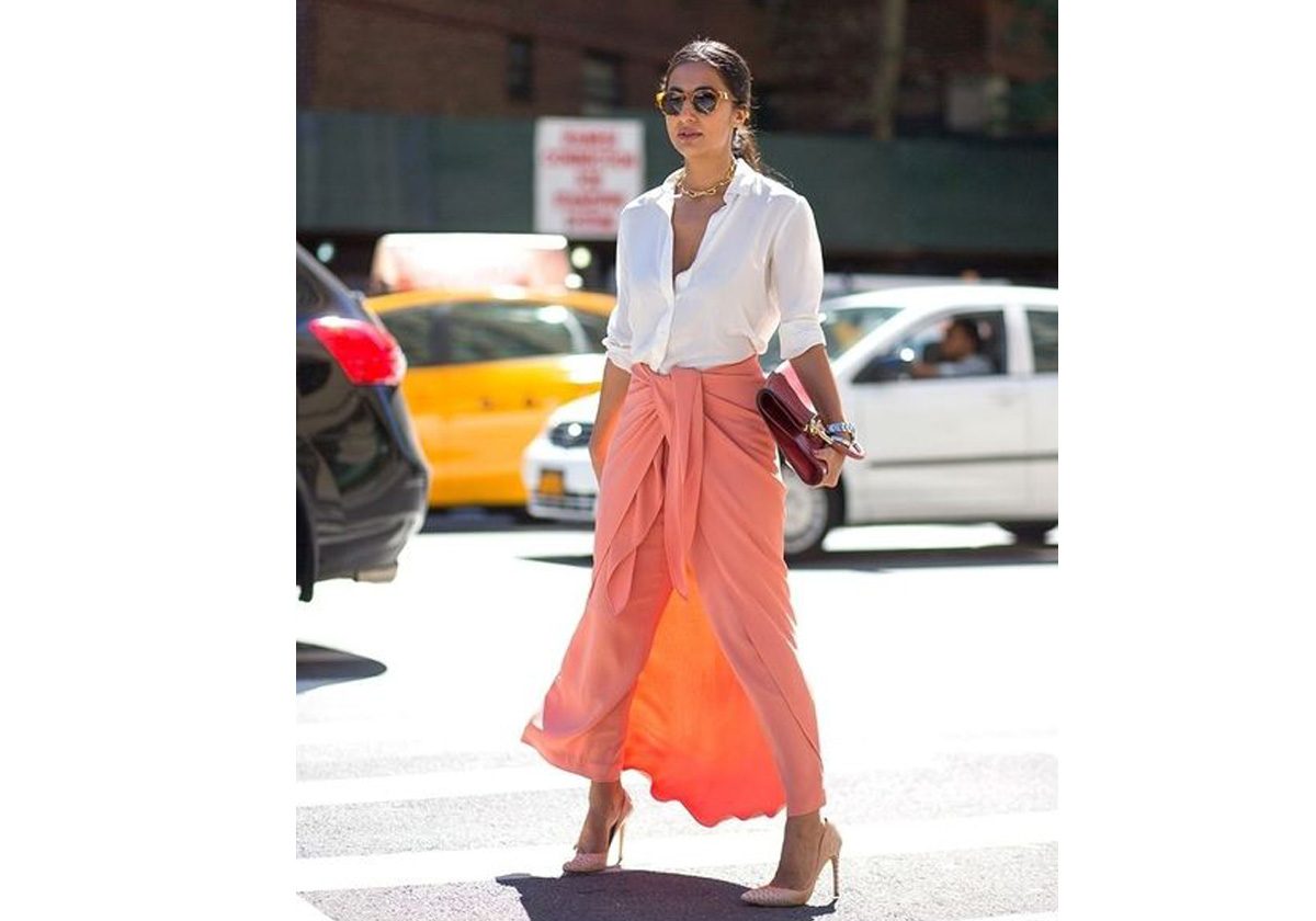 التنورة المنسدلة او السروال الواسع مع القميص الكلاسيكي لاطلالة العمل هذا الصيف