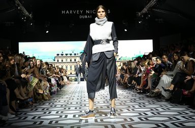 من الإطلالات التي أحببناها من مجموعة خريف وشتاء 2015 ن هارفي نيكولز 