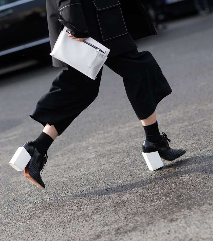 موضة احذية الـ Brogue بكعب الـ Wedge مع الجوارب من شوارع باريس في اليوم الاول من اسبوع الموضة
