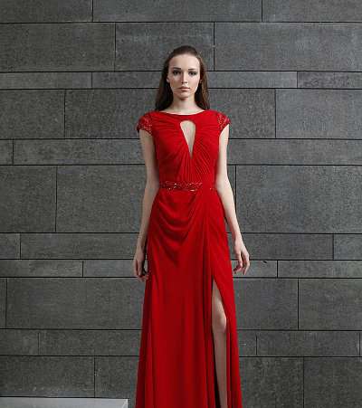 الفستان الأحمر مع الفتحة