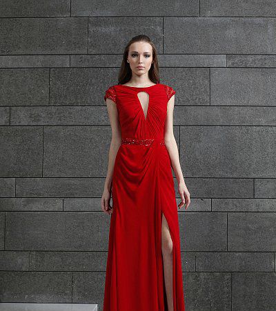 الفستان الأحمر مع الفتحة
