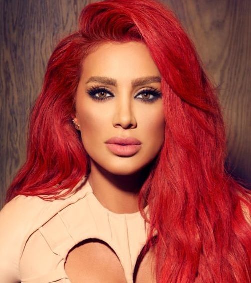 ماكياج الشعر الأحمر أنيق يليق بالبشرة السمراء