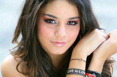 كل ما تحتاجينه من معلومات وأخبار وصور ومراجع عن فانيسا هادغينز 