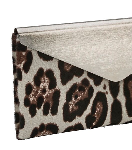 حقيبة مميّزة بطبعة الفهد من تصميم Jimmy Choo