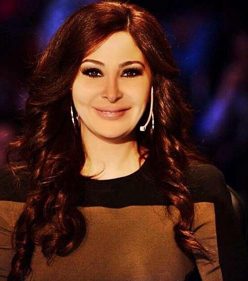 إليسا تتألّق بماكياج السموكي