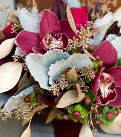 الزهور الرماديّة والفوشيا في باقة زفاف عصريّة لتحمليها في يومك الكبير 
