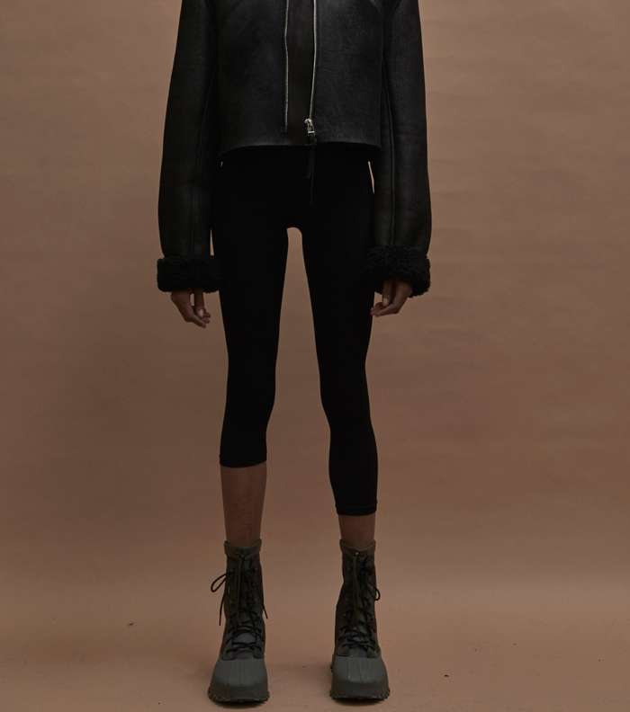 موضة السترة الجلدية القصيرة Crop Jacket من مجموعة Yeezy لشتاء 2017