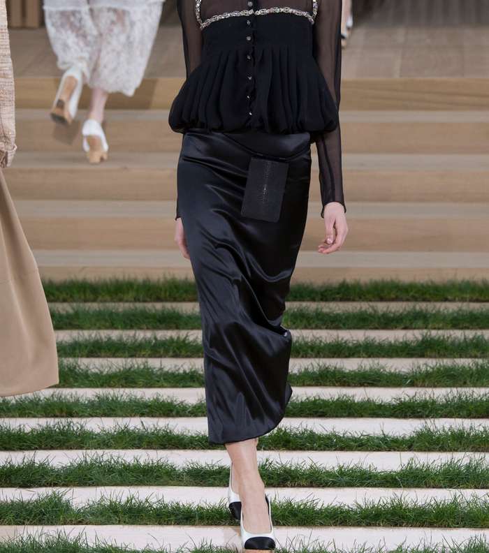 التنانير بالقصة المستقيمة والطول المتوسط من CHANEL لصيف 2016