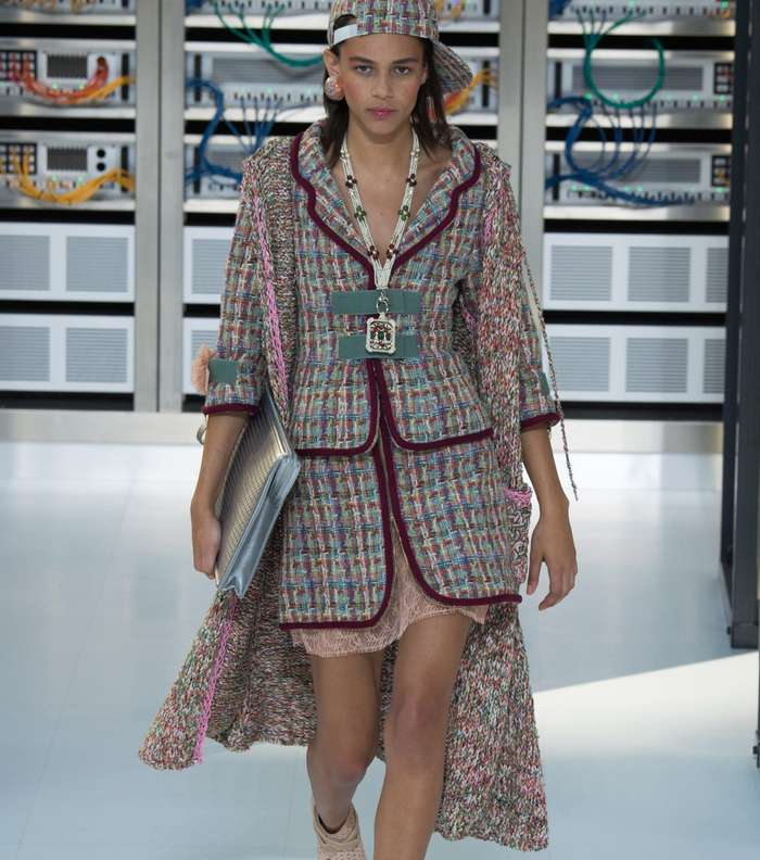 موضة الـ Layering من CHANEL لصيف 2017