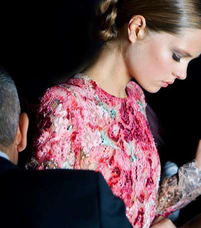 صور مكياج وتساريح شعر عرض إيلي صعب في الهوت كوتور في باريس لشتاء 2015