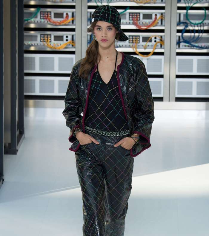 الجاكيت الرياضية بومبر مع السروال الجلدي من CHANEL