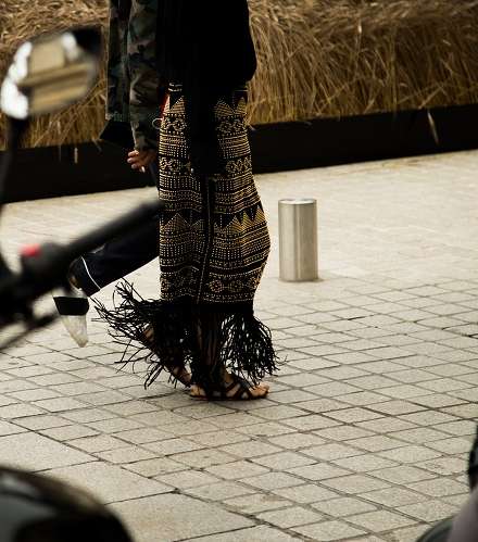 تنورة بموضة الشراشيب في شوارع باريس في اليوم الثاني من اسبوع الازياء الراقية