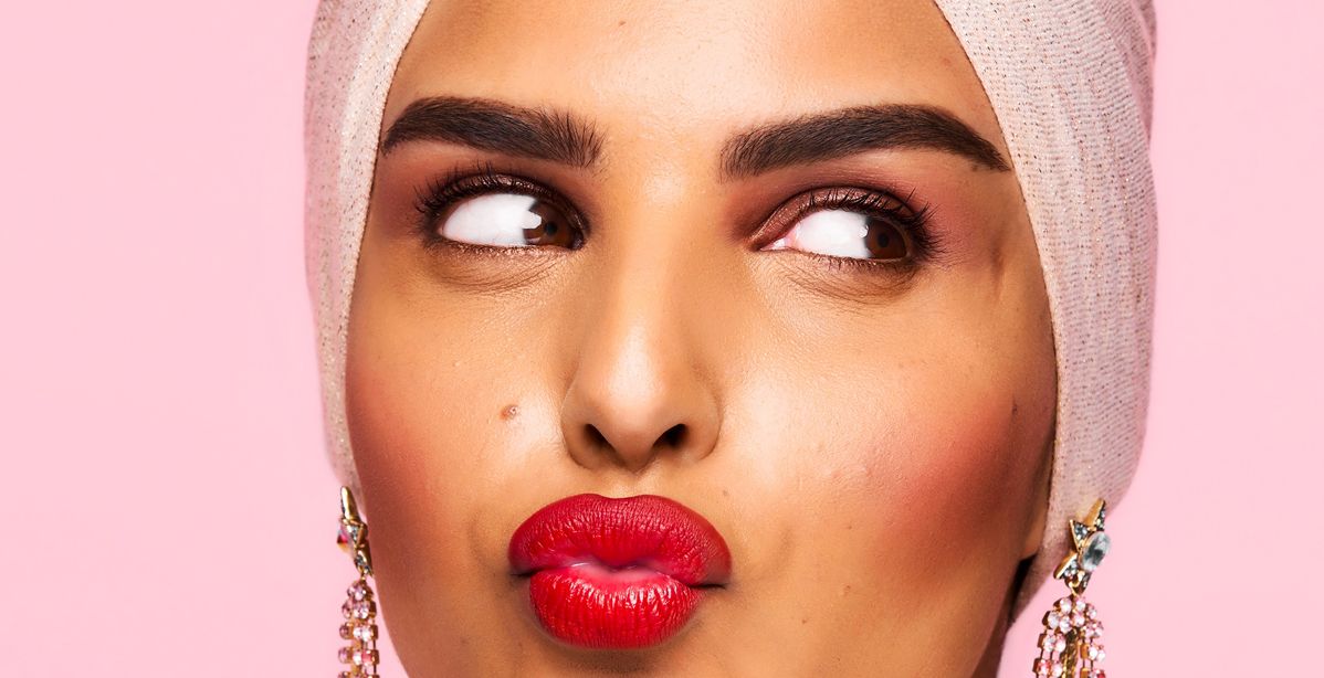 خطوات مكياج مميزة من Benefit لإطلالة مبهرة في العيد