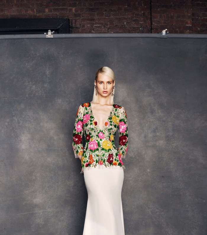 التوب المطرزة بالورود بقصة البيبلوم مع التنورة الطويلة بقصة الحورية من نعيم خان