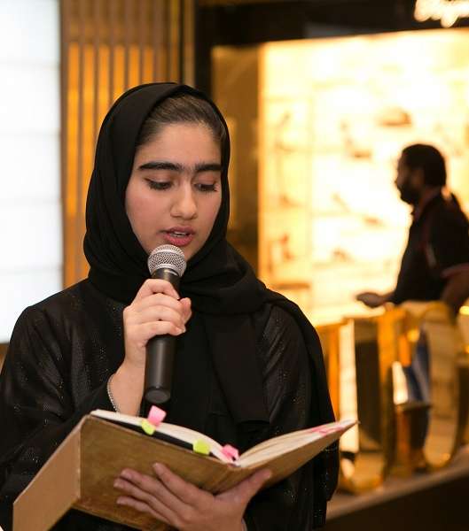 جلسة تلاوة شعر هادئة للشاعرة الإماراتية فرح شما