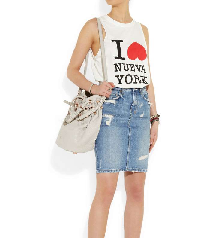 ارتدي تنورة الجينز بالقصّة المستقيمة مع قمصان الـ Basic