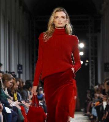 الاحمر مع الاحمر والحقيبة الكبيرة جدا من ماكس مارا لشتاء 2018