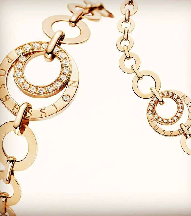 تألقي بأجمل اطقم الذهب واختاريها من مجموعة Piaget الملفتة.