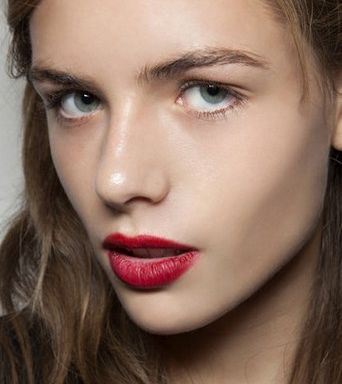 Burberry وتألّق أحمر الشفاه الكرزي