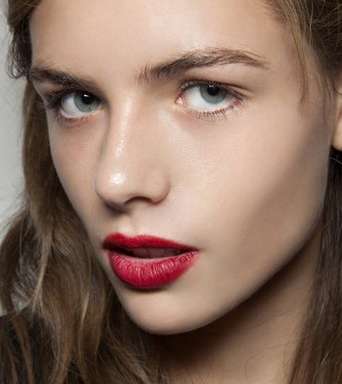  Burberry وتألّق أحمر الشفاه الكرزي