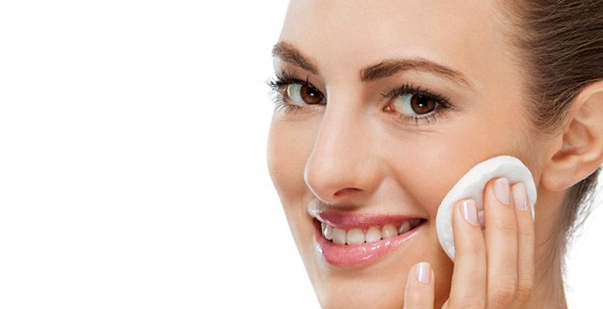 كيف تنظفين بشرة وجهك بخطوات صحيحة ومثالية؟