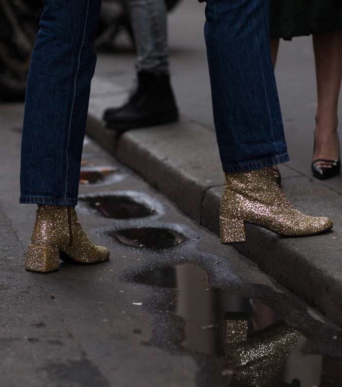 حذاء ميتاليكي ذهبي بكعب ال Wedge من شوارع باريس من اليوم الأول من أسبوع الموضة
