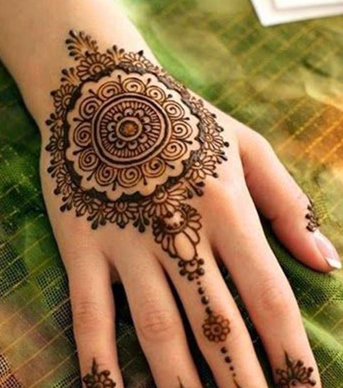تألقي بنقش حناء ناعم وخفيف لإطلالة مميزة