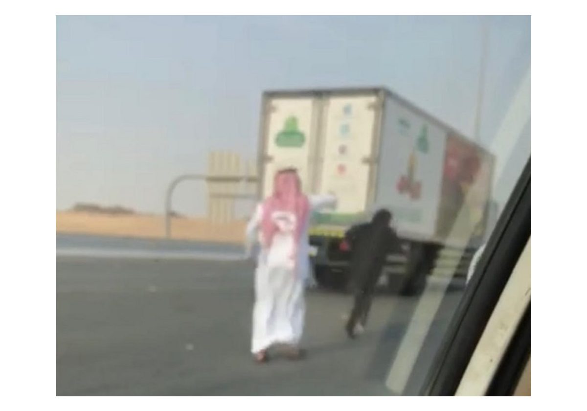 انقاذ فتاة سعودية  ركضت بين السيارات في طريق مكة – جدة