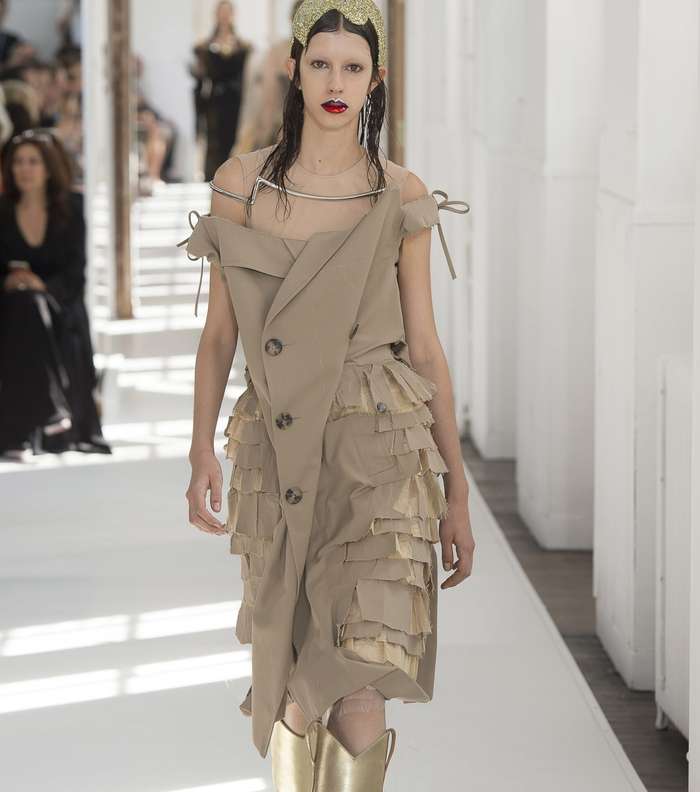 الفستان الممزق باللون والاسلوب العسكري من Maison Margiela لشتاء 2018