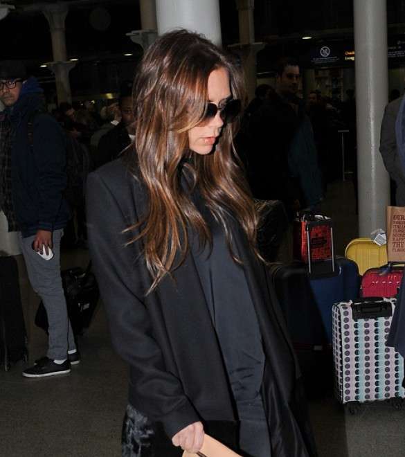 تألقي على طريقة فيكتوريا بيكهام وارتدي المعطف الماكسي مع الجينز بالقصة الضيقة