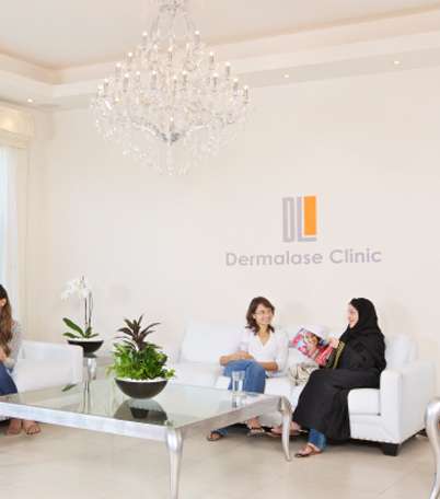 صور تفاصيل زيارة ياسمينة لعيادة ديرماليز في جميرا في دبي