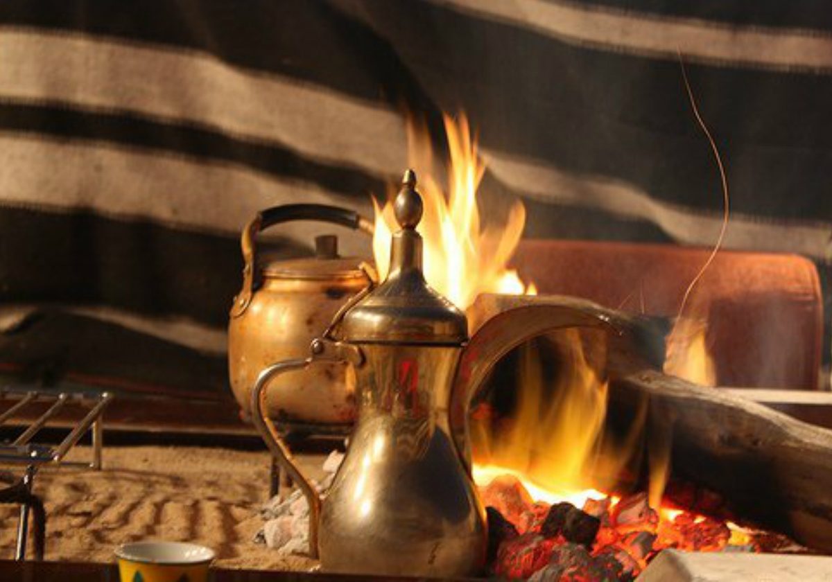 القهوة العربية وشاي الجمر من أهم طقوس التخييم