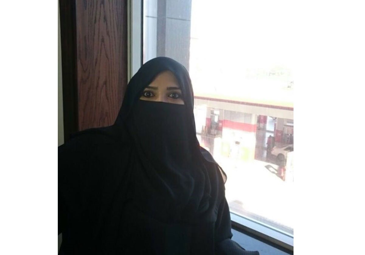 سعودية تعمل في محطة للوقود