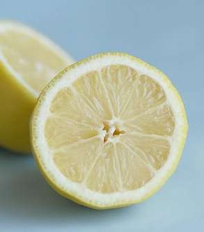 الليمون الحامض لتقوية الأظافر