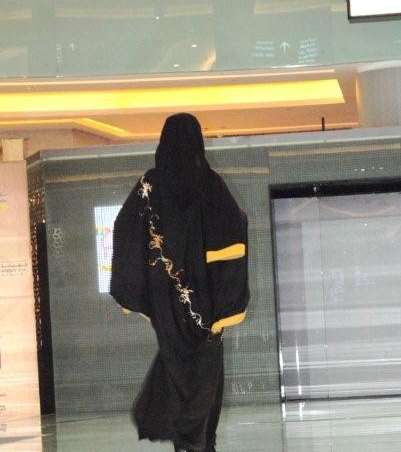 العباءة من الخلف عرض أزياء الشيلة والعباية بدبي مول