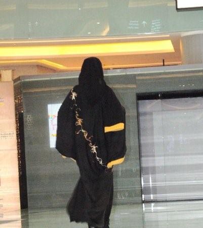 العباءة من الخلف عرض أزياء الشيلة والعباية بدبي مول