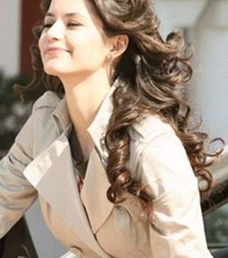 الشعر المموج على طريقة النجمة التركية بيرين سات