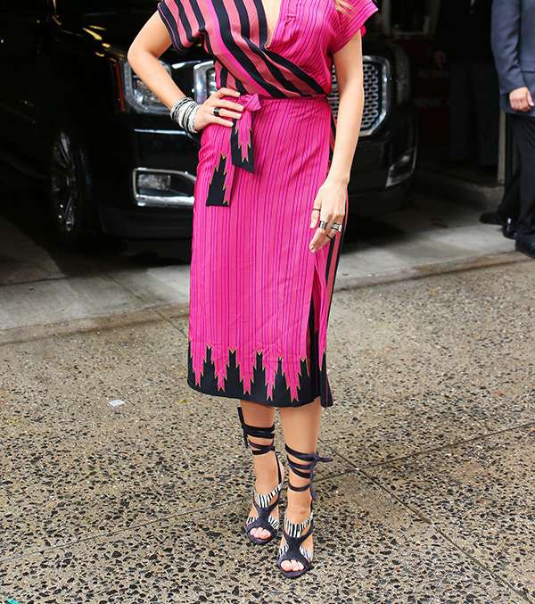 بلايك لايفلي تتالق بفستان بلون الفوشيا من توقيع Kristinit