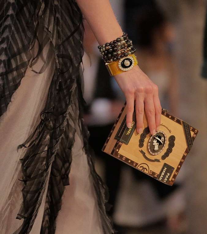 كلاتش باسلوب علبة السجائر من CHANEL كروز 2017