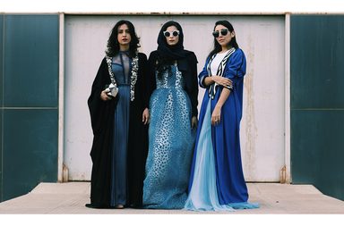 كتاب مميز يضم صور لاطلالات تعكس موضة الشارع في السعودية