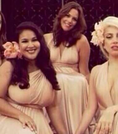 ليدي غاغا مع صديقاتها في حفل زفاف
