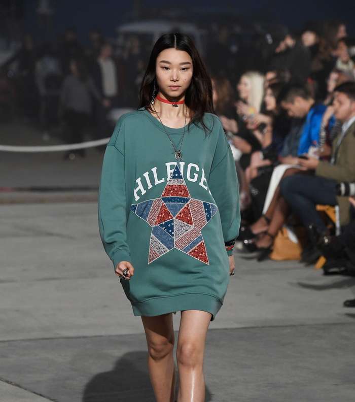 الكنزة الفضفاضة Hoodie من تومي هيلفيغر لصيف 2017