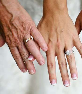 التقطي صورة تجمع بين خاتم زفافك، وخاتم زفاف كل من والدتك وجدتك، دلالة الأجيال المتلاحقة! 