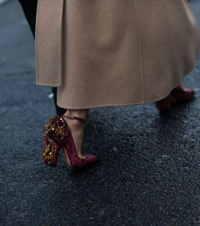 موضة الحذاء بالكعب العالي المكسو بالأكسوارات من شوارع باريس في اليوم الأول من أسبوع الموضة